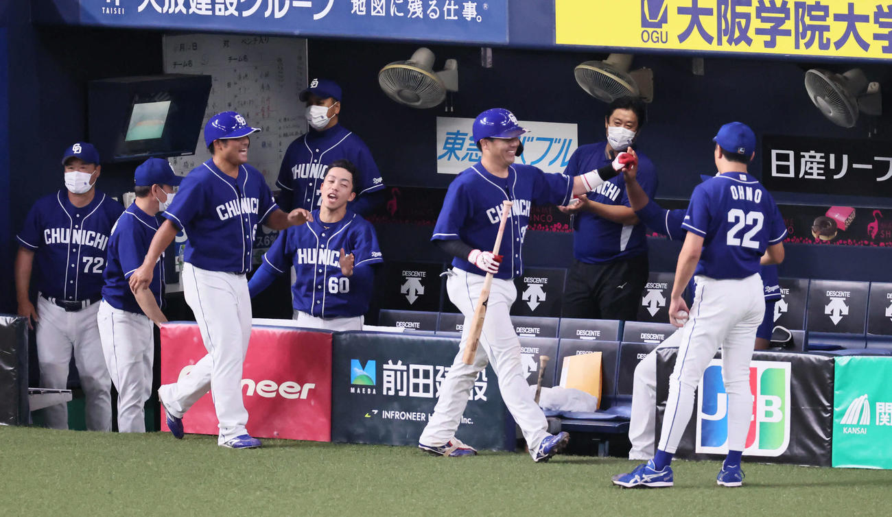 阪神対中日　8回表中日2死一塁、木下拓（中央）は左越え2点本塁打を放ち、大野（右）らに迎えられる（撮影・宮崎幸一）