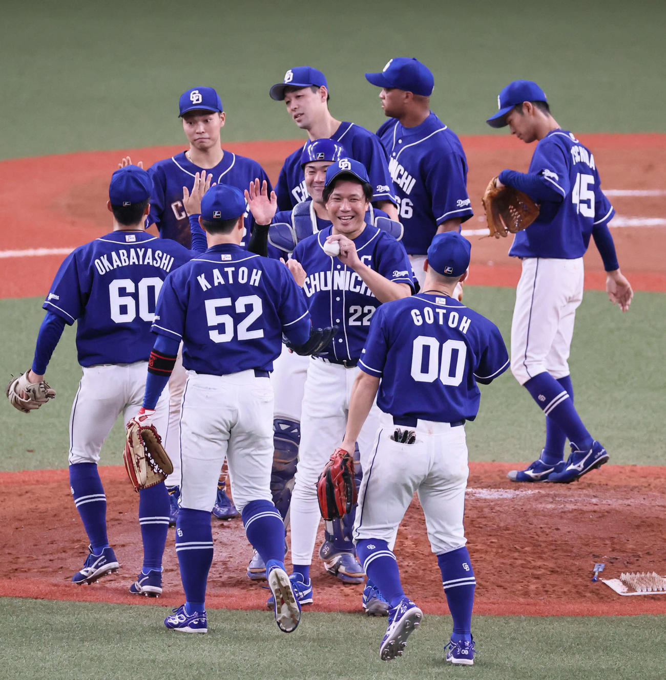 阪神対中日　完封勝利を挙げて笑顔で勝利球を受け取る大野（中央）（撮影・宮崎幸一）