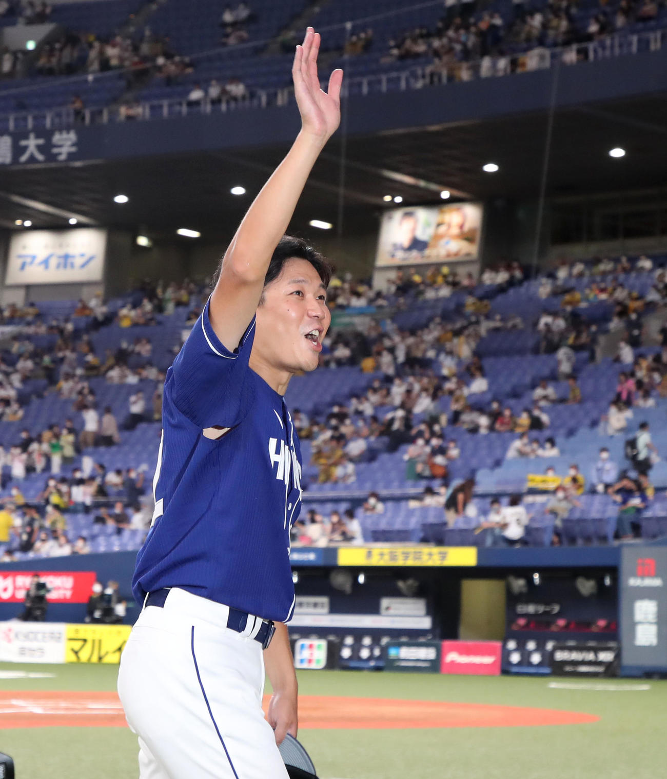 阪神対中日　阪神に勝利しスタンドに笑顔を見せる大野雄（撮影・加藤哉）