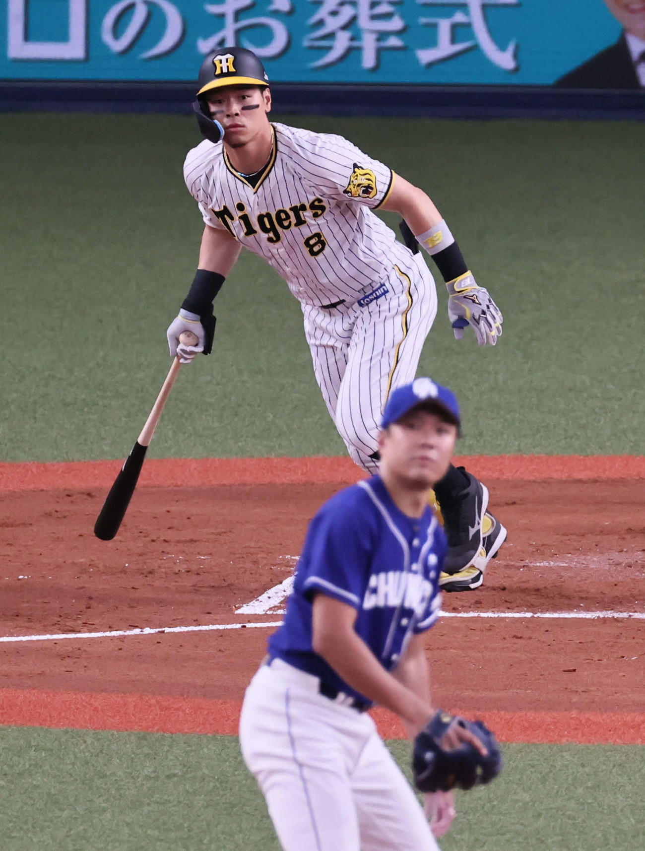 阪神対中日　1回裏阪神2死一塁、佐藤輝は中飛に倒れる（撮影・宮崎幸一）