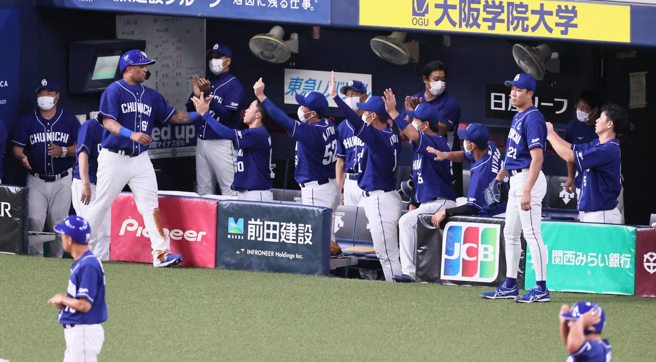 阪神対中日　1回表中日2死二、三塁、木下拓の三塁失策で生還したビシエドを迎える中日ナイン（撮影・宮崎幸一）