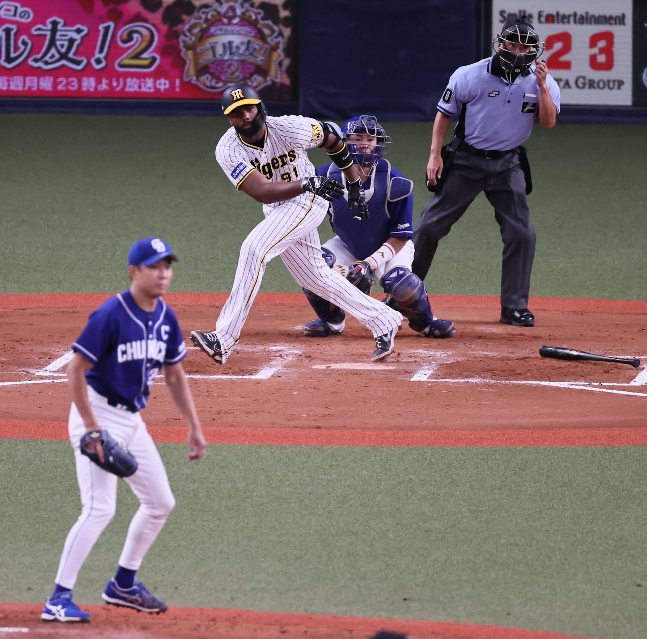 阪神対中日　7回裏阪神無死一塁、ロドリゲスは遊直に倒れる（撮影・宮崎幸一）