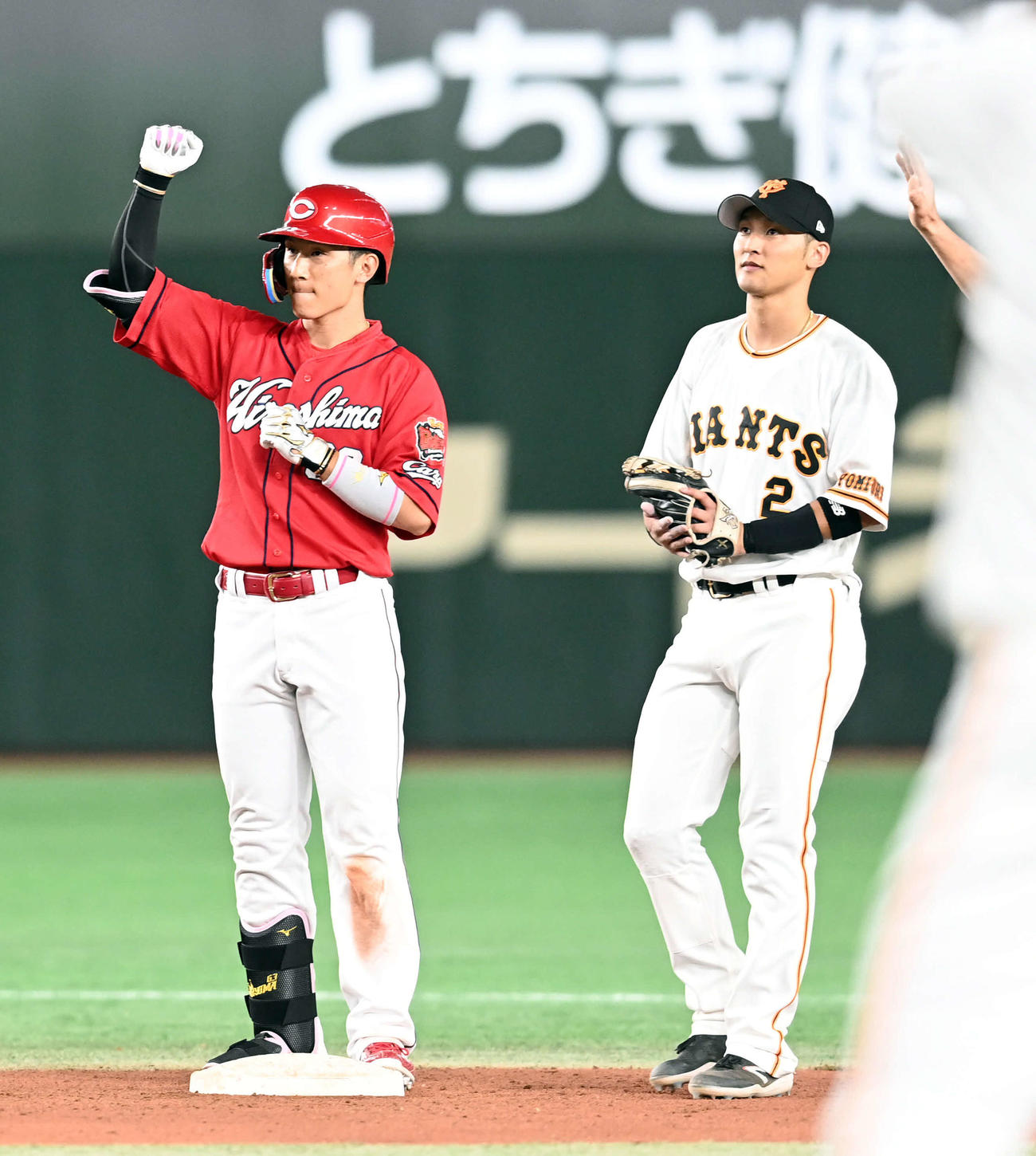 巨人対広島　8回表広島無死一塁、左前適時二塁打を放ちガッツポーズを決める西川（撮影・たえ見朱実）
