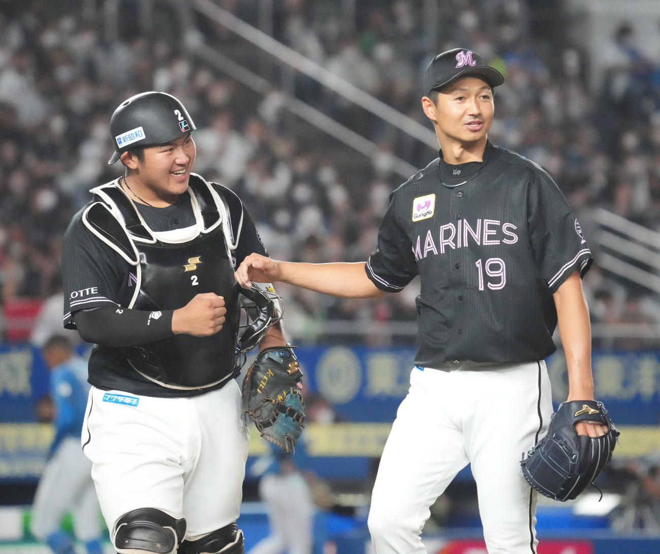 ロッテ対日本ハム　7回表日本ハム2死一、三塁、ロッテ2番手で登板した唐川は日本ハム古川裕を中飛に仕留め松川（左）の祝福を受ける（撮影・小沢裕）