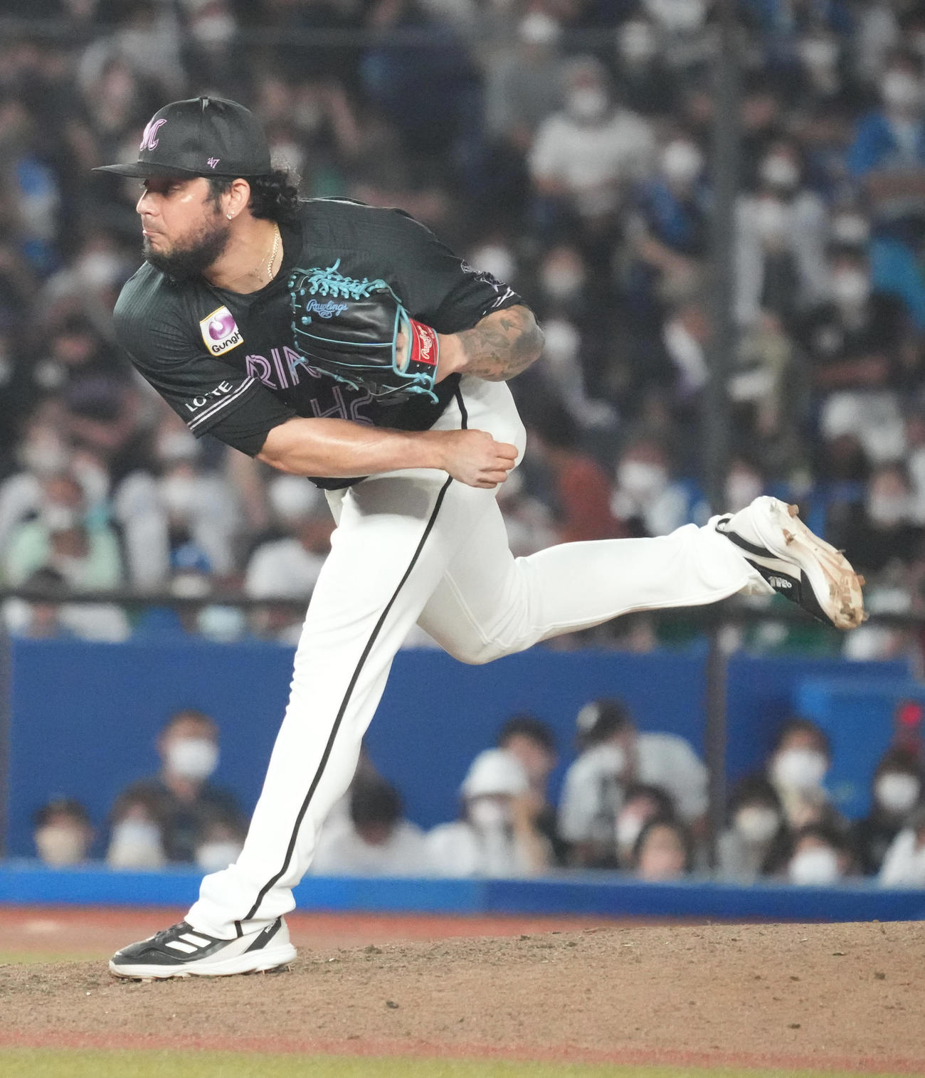 ロッテ対日本ハム　ロッテ3番手で登板したオスナ（撮影・小沢裕）