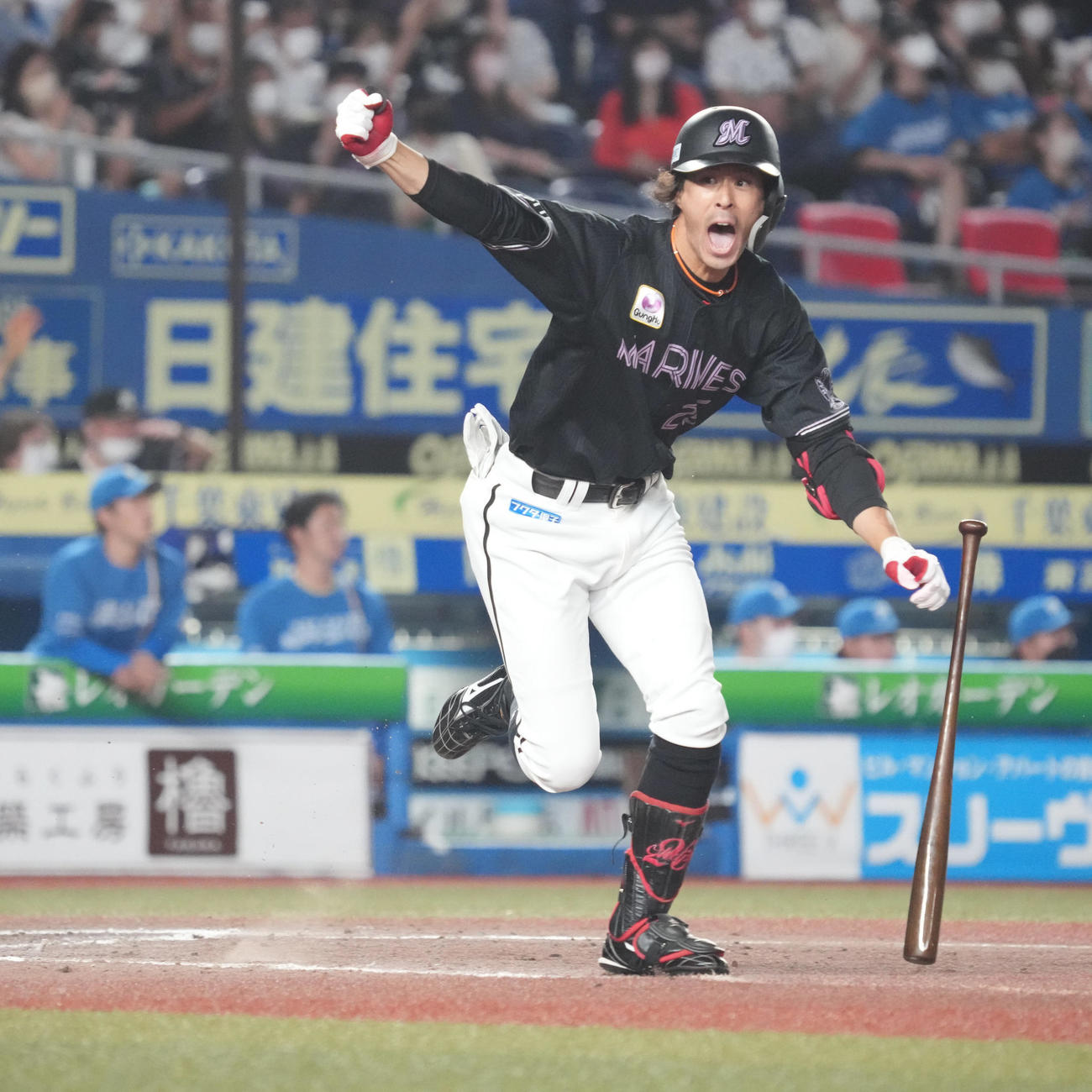 ロッテ対日本ハム　9回裏ロッテ1死二、三塁、岡は左前にサヨナラ適時打を放ちベンチに向かってガッツポーズ（撮影・小沢裕）
