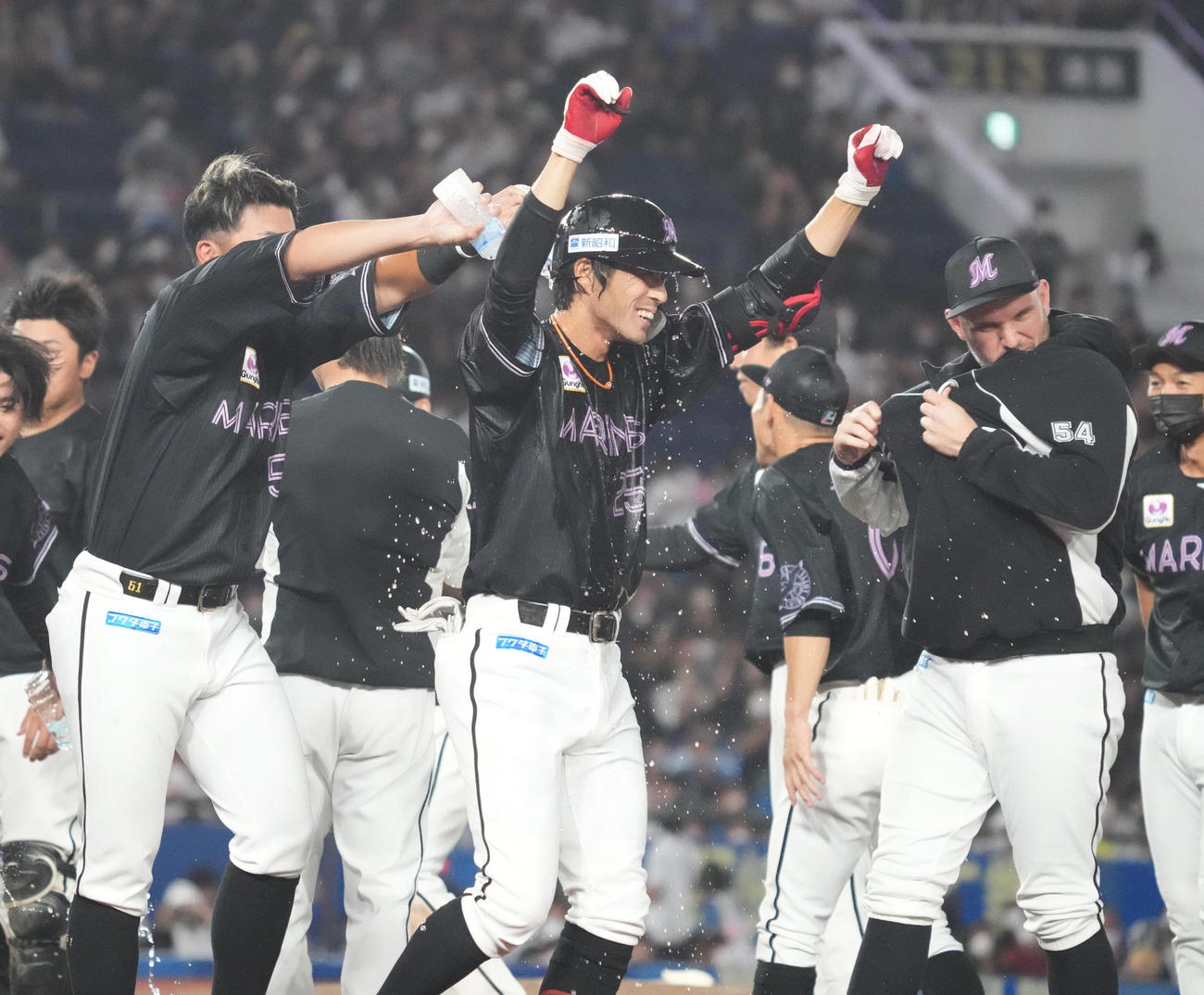 ロッテ対日本ハム　9回裏ロッテ1死二、三塁、岡（中央）は左前にサヨナラ適時打を放ちナインから手荒い祝福を受ける（撮影・小沢裕）