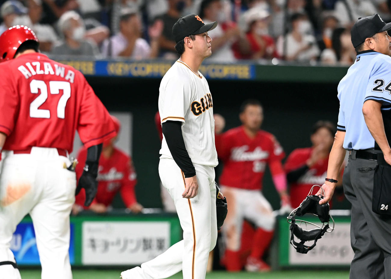 巨人対広島　8回表、広島に勝ち越される巨人平内（撮影・たえ見朱実）