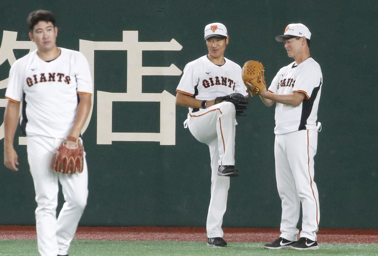 1軍の試合前練習で桑田投手チーフコーチ（右）と話す巨人の高橋臨時コーチ（共同）