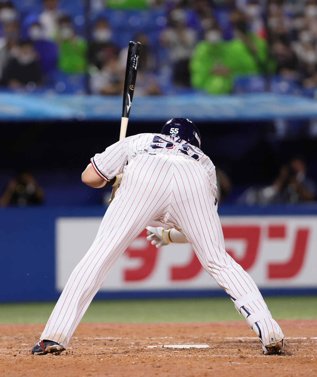 ヤクルト対DeNA  8回裏ヤクルト1死一、三塁、死球を受ける村上（撮影・足立雅史）