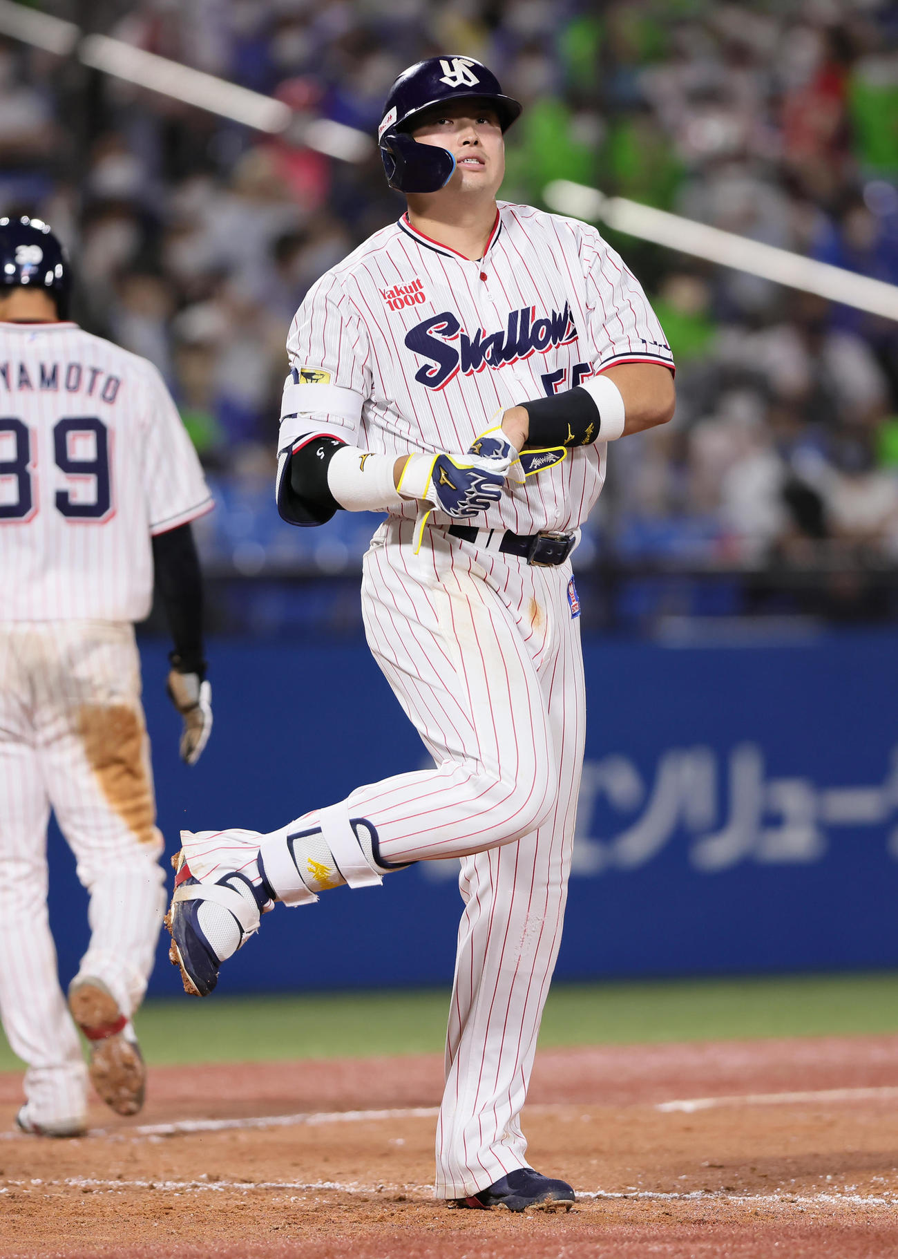 ヤクルト対DeNA  8回裏ヤクルト1死一、三塁、死球で出塁した村上（撮影・足立雅史）