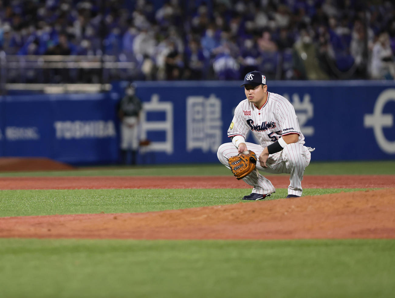 ヤクルト対DeNA  8回表DeNA1死一塁、リプレー検証の結果を待つヤクルト村上（撮影・足立雅史）
