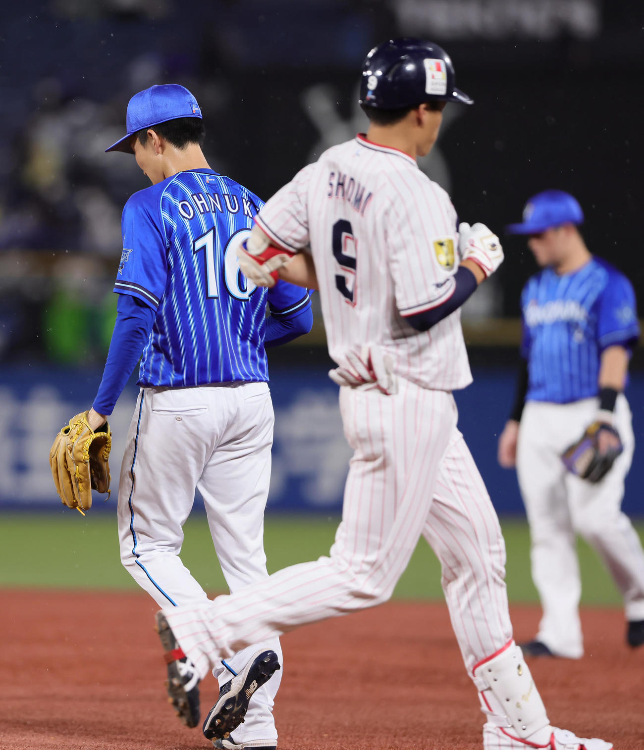 ヤクルト対DeNA  4回裏ヤクルト無死二塁、塩見（中央）を一ゴロに仕留めた大貫（左）（撮影・足立雅史）