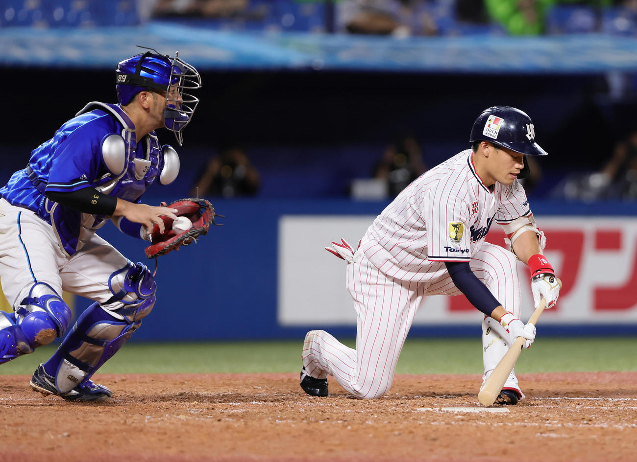 ヤクルト対DeNA  8回裏ヤクルト無死一、二塁、バントに失敗する塩見（右）。捕手嶺井（撮影・足立雅史）
