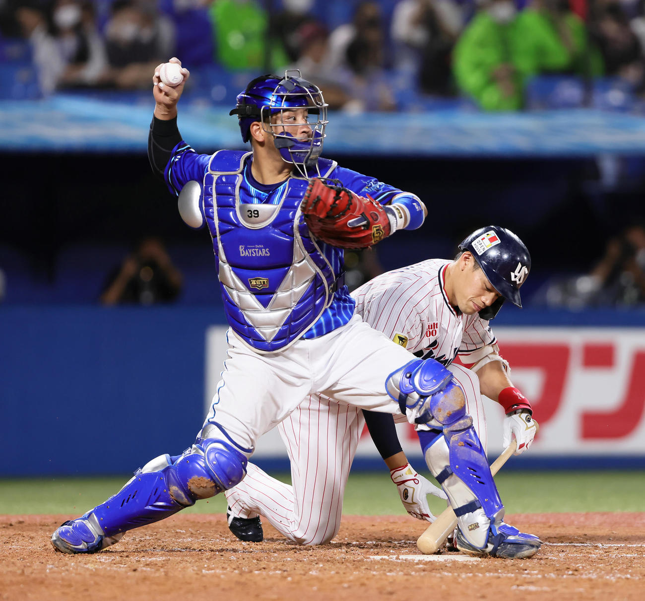 ヤクルト対DeNA  8回裏ヤクルト無死一、二塁、バントに失敗する塩見（右）。捕手嶺井（撮影・足立雅史）