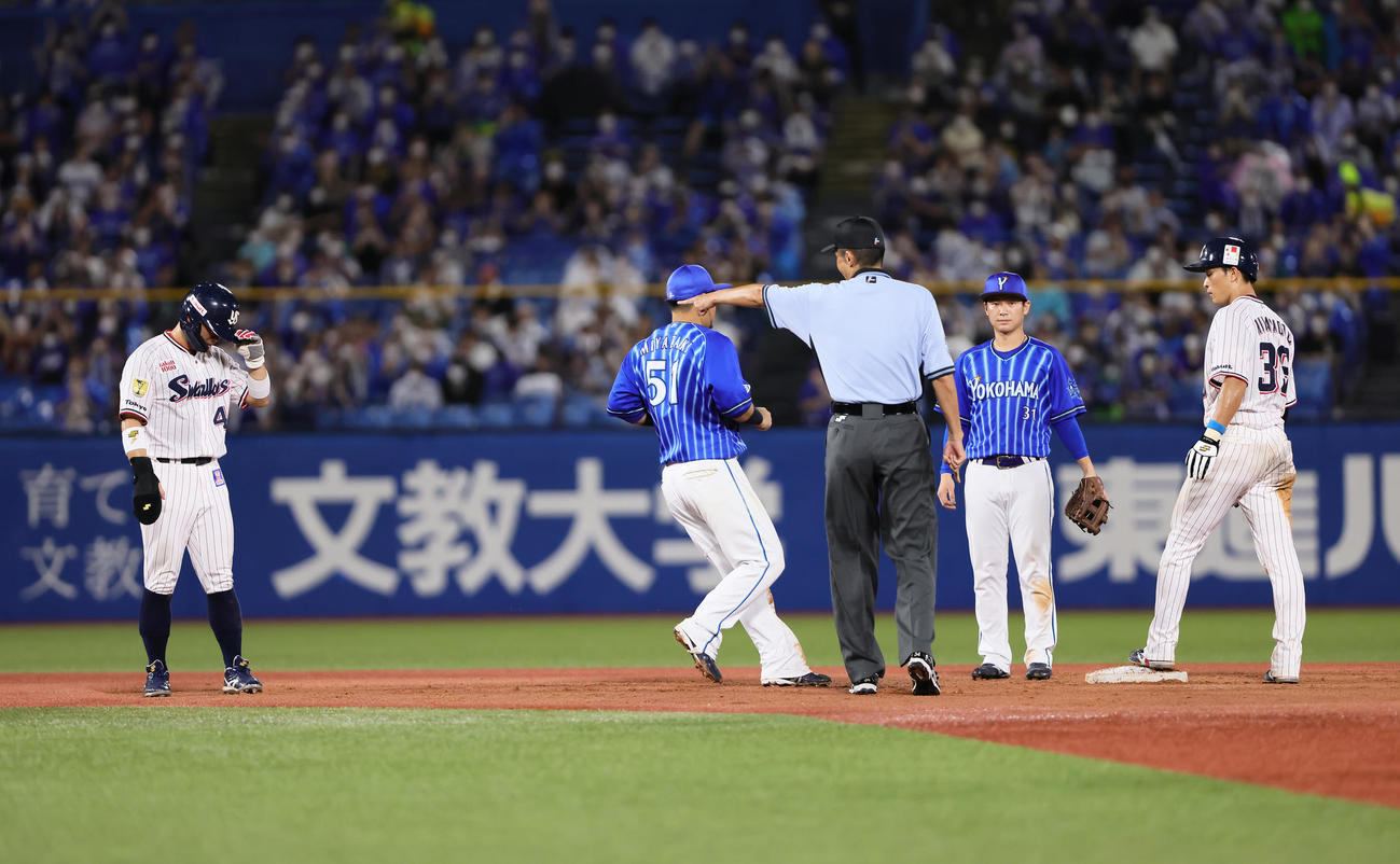 ヤクルト対DeNA  8回裏ヤクルト無死一、二塁、二塁を飛び出していた丸山和（左端）はアウトとなる（撮影・足立雅史）