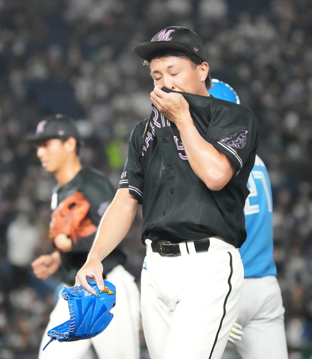 ロッテ対日本ハム　9回同点を許しベンチへ引き揚げるロッテ4番手で登板した益田（撮影・小沢裕）