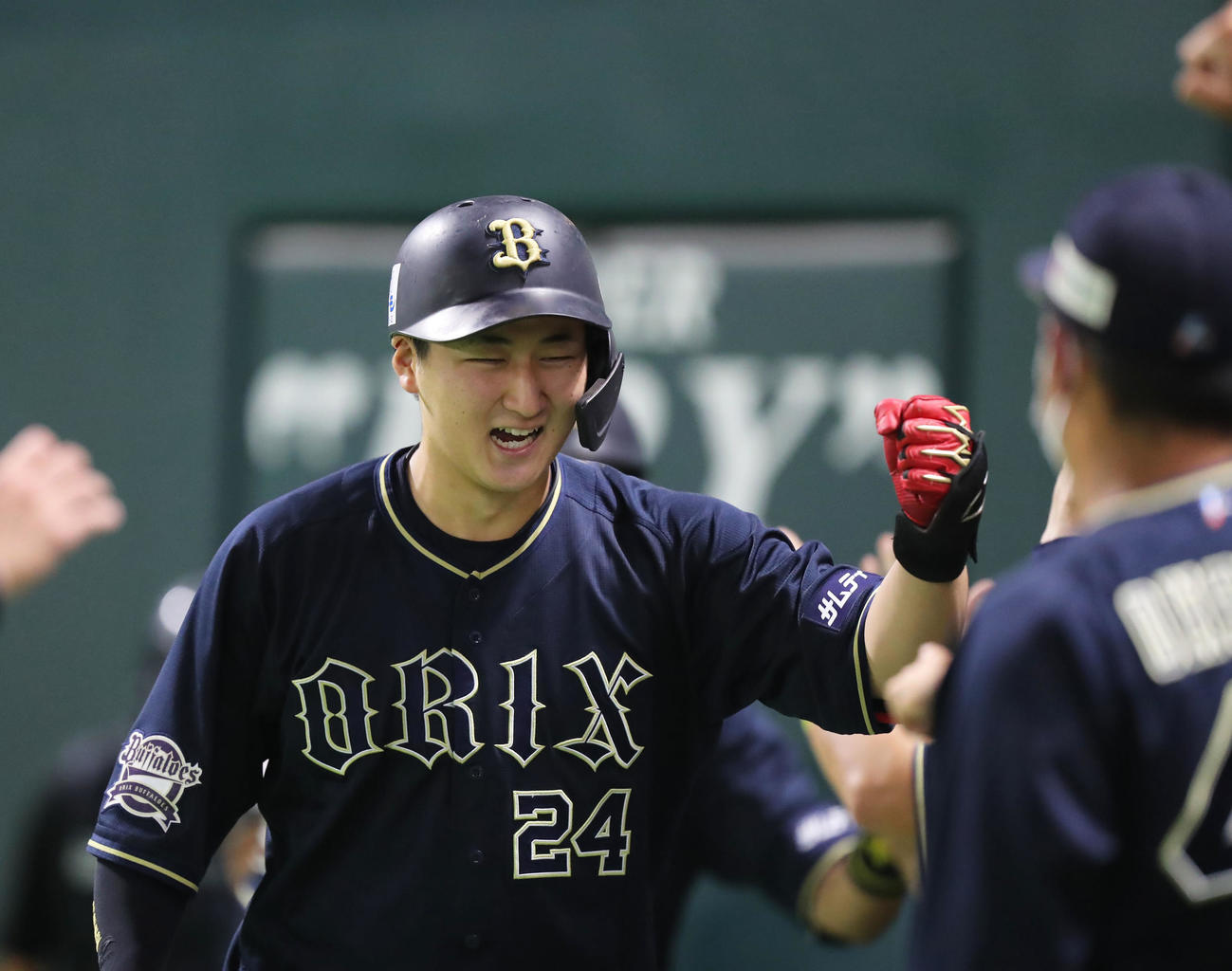 ソフトバンク対オリックス　5回表オリックス2死三塁、紅林は右中間へ勝ち越しの2点本塁打を放ち、笑顔でナインとグータッチをする（撮影・屋方直哉）