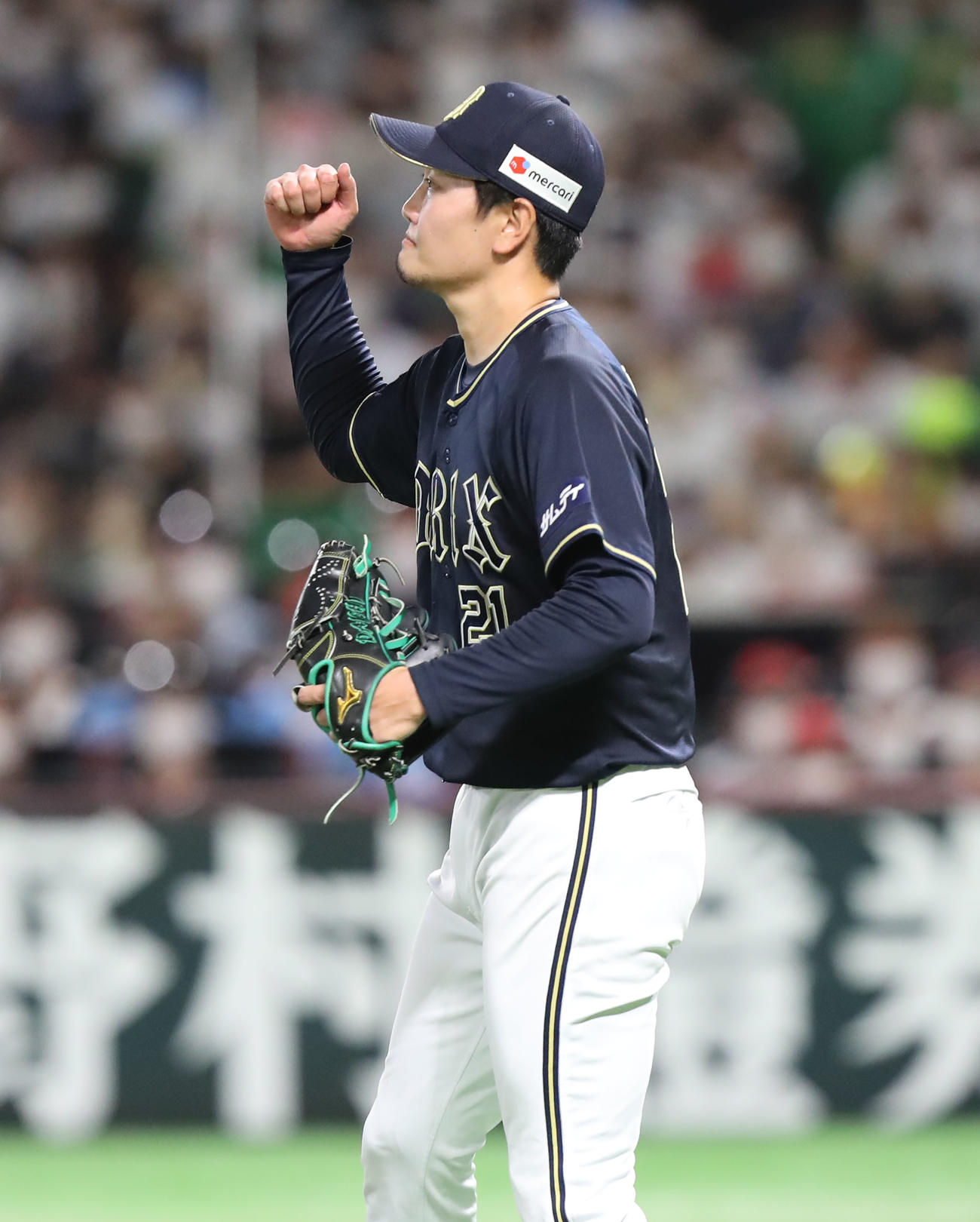 ソフトバンク対オリックス　5回裏ソフトバンク2死一塁、牧原大を三振に抑え、ガッツポーズをする竹安（撮影・屋方直哉）
