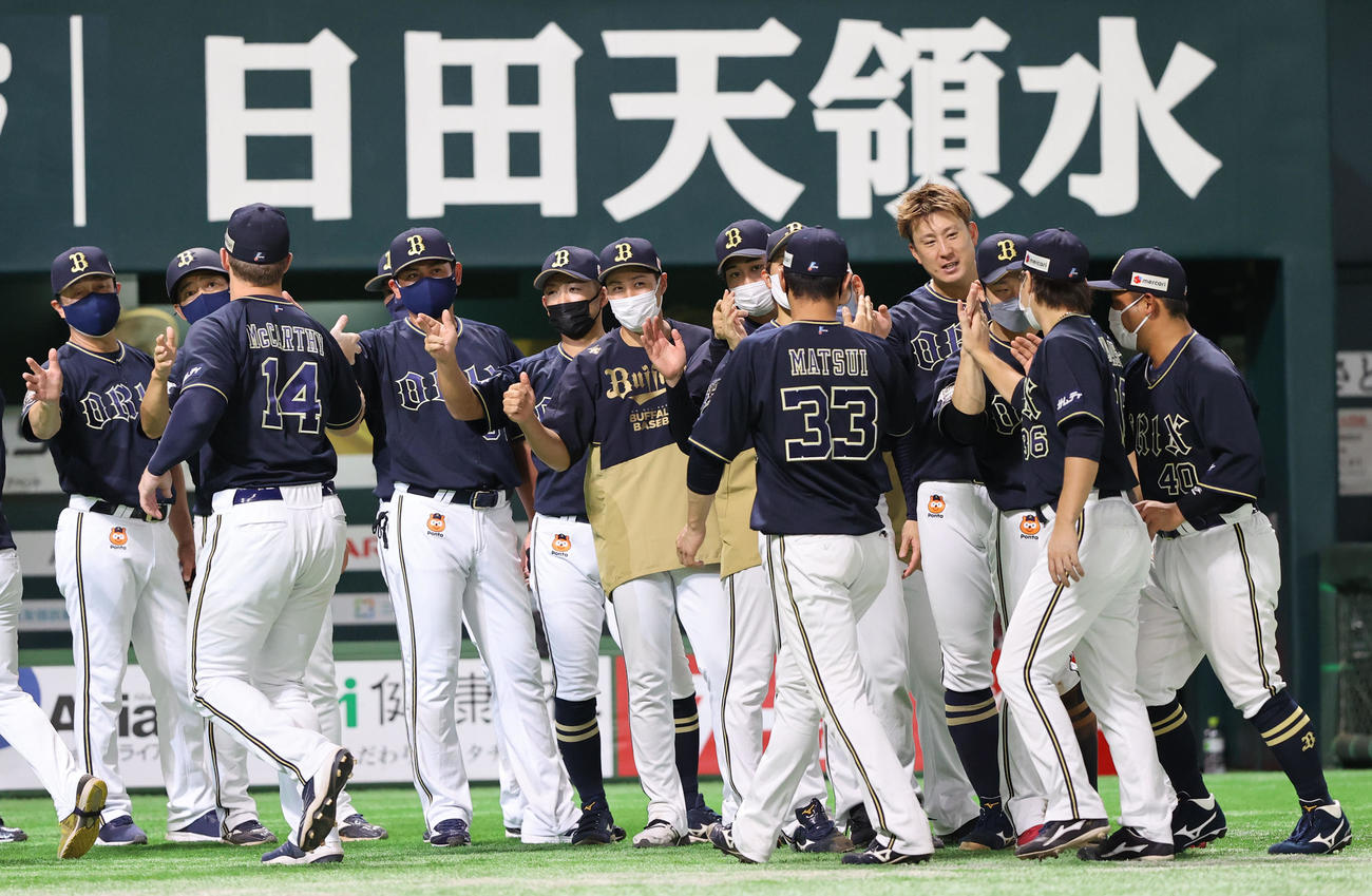 ソフトバンク対オリックス　ソフトバンクに勝利しオリックスナインはベンチ前でハイタッチをかわす（撮影・梅根麻紀）