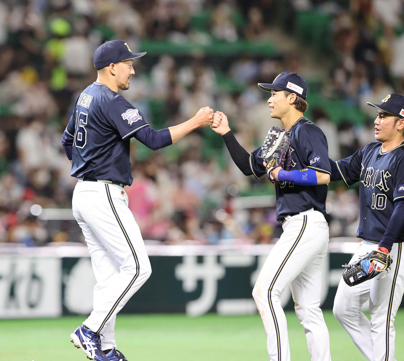 ソフトバンク対オリックス　9回に登板した平野佳寿はきっちり抑えナインとハイタッチ（撮影・梅根麻紀）