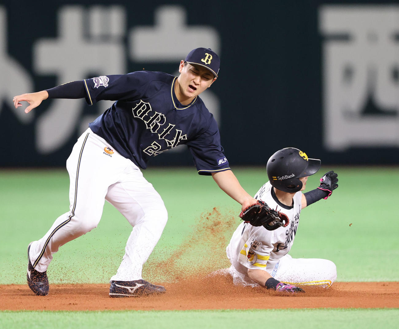 ソフトバンク対オリックス　1回裏ソフトバンク無死一塁、打者・今宮健太のとき一塁走者の周東佑京は二盗成功（撮影・梅根麻紀）