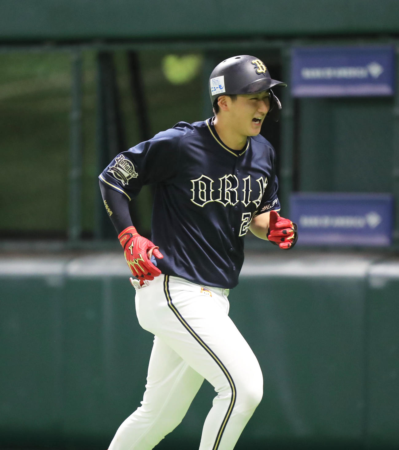 ソフトバンク対オリックス　5回表オリックス2死三塁、紅林は右中間へ勝ち越しの2点本塁打を放ち、笑顔を見せる（撮影・屋方直哉）
