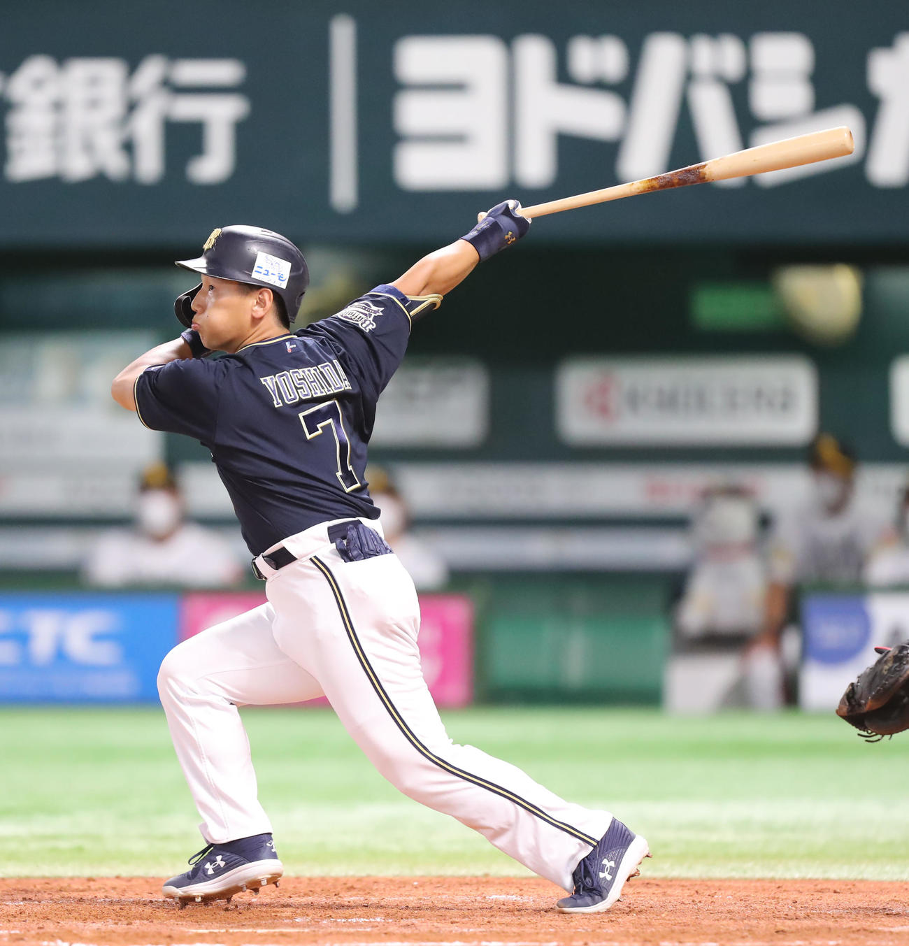 ソフトバンク対オリックス　5回表オリックス1死、吉田正は左中間へ本塁打を放つ（撮影・屋方直哉）
