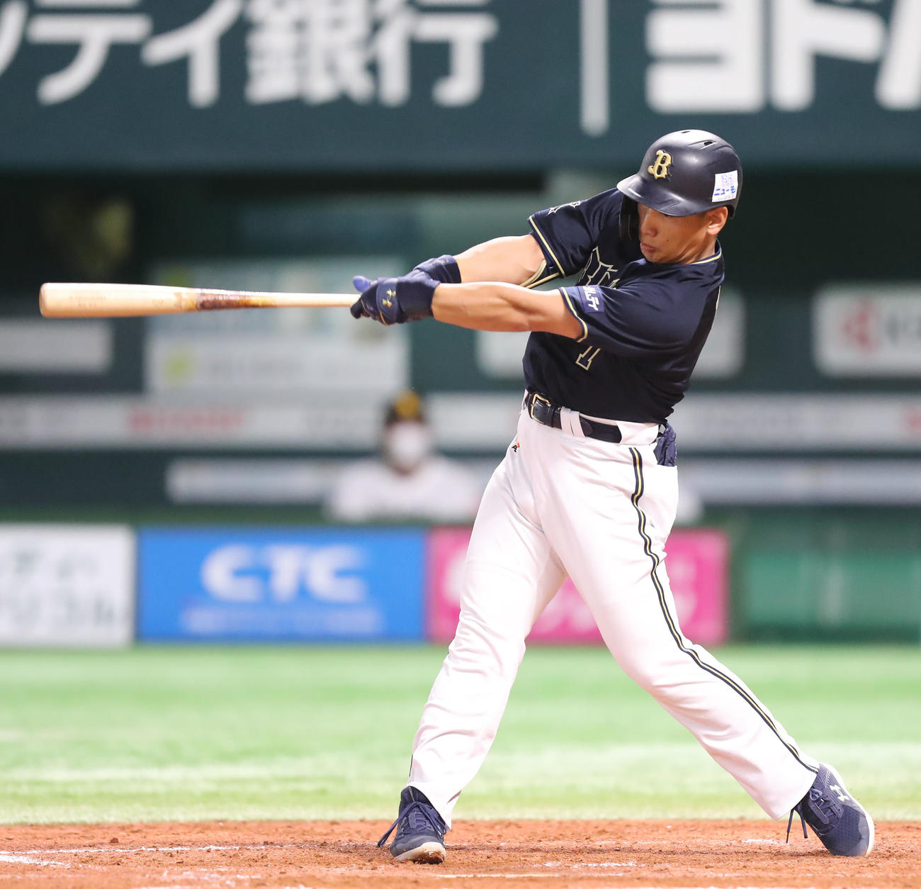ソフトバンク対オリックス　5回表オリックス1死、吉田正は左中間へ本塁打を放つ（撮影・屋方直哉）