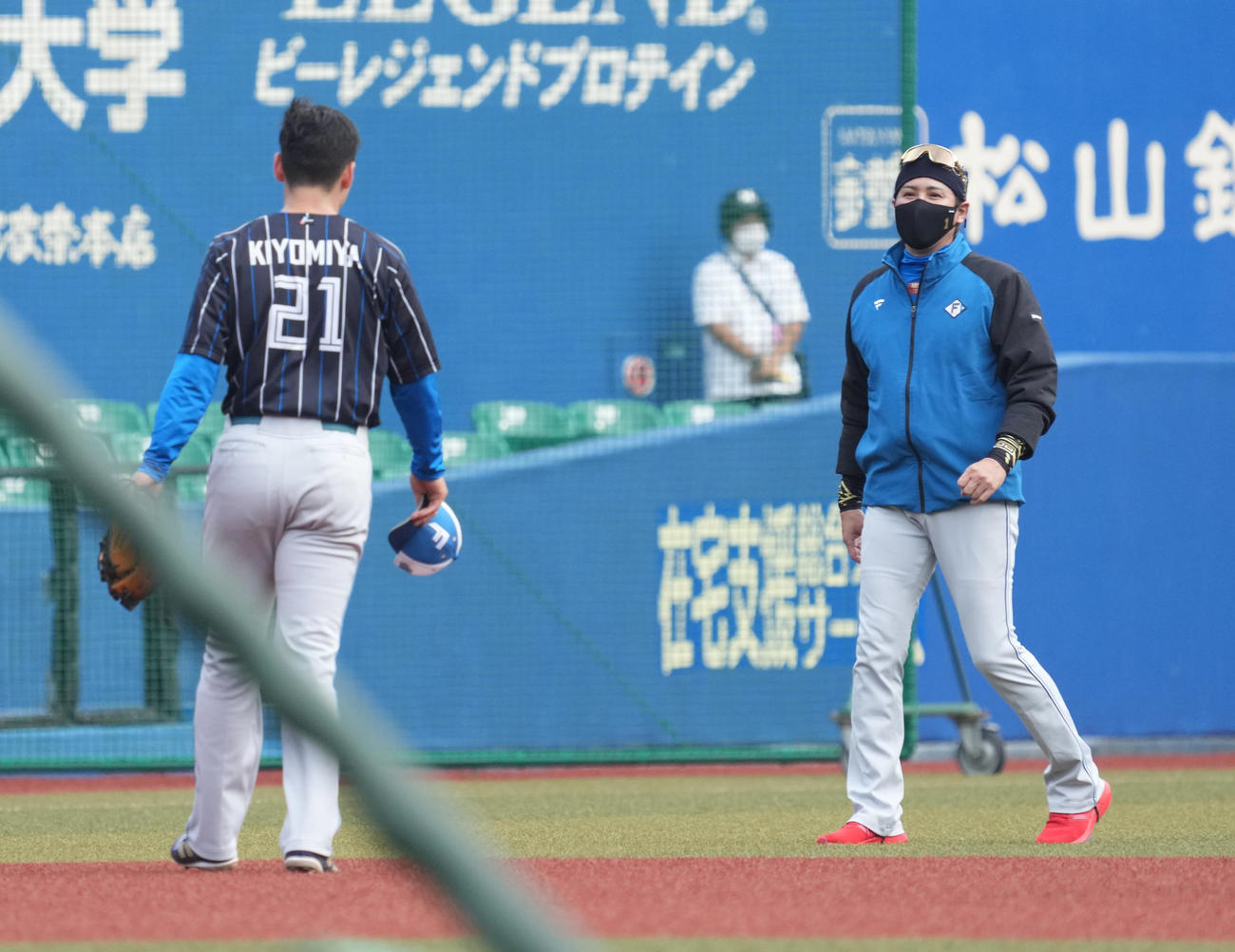 ロッテ対日本ハム　試合前の練習で新庄監督（右）に声を掛けられる日本ハム清宮（撮影・小沢裕）
