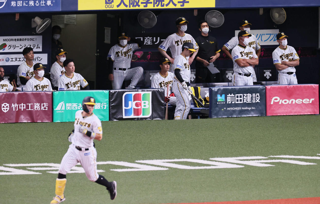 阪神対中日　9回裏阪神2死三塁、佐藤輝は左飛に倒れてゲームセット。右端は矢野監督（撮影・宮崎幸一）