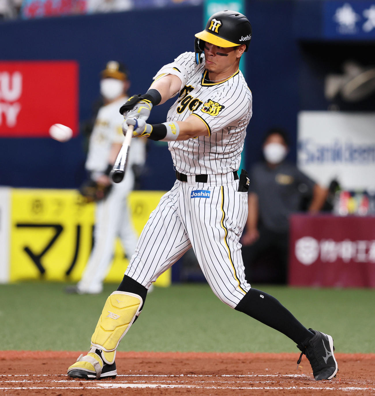 阪神対中日　1回裏阪神2死一塁、佐藤輝は中飛を打ち上げる（撮影・加藤哉）