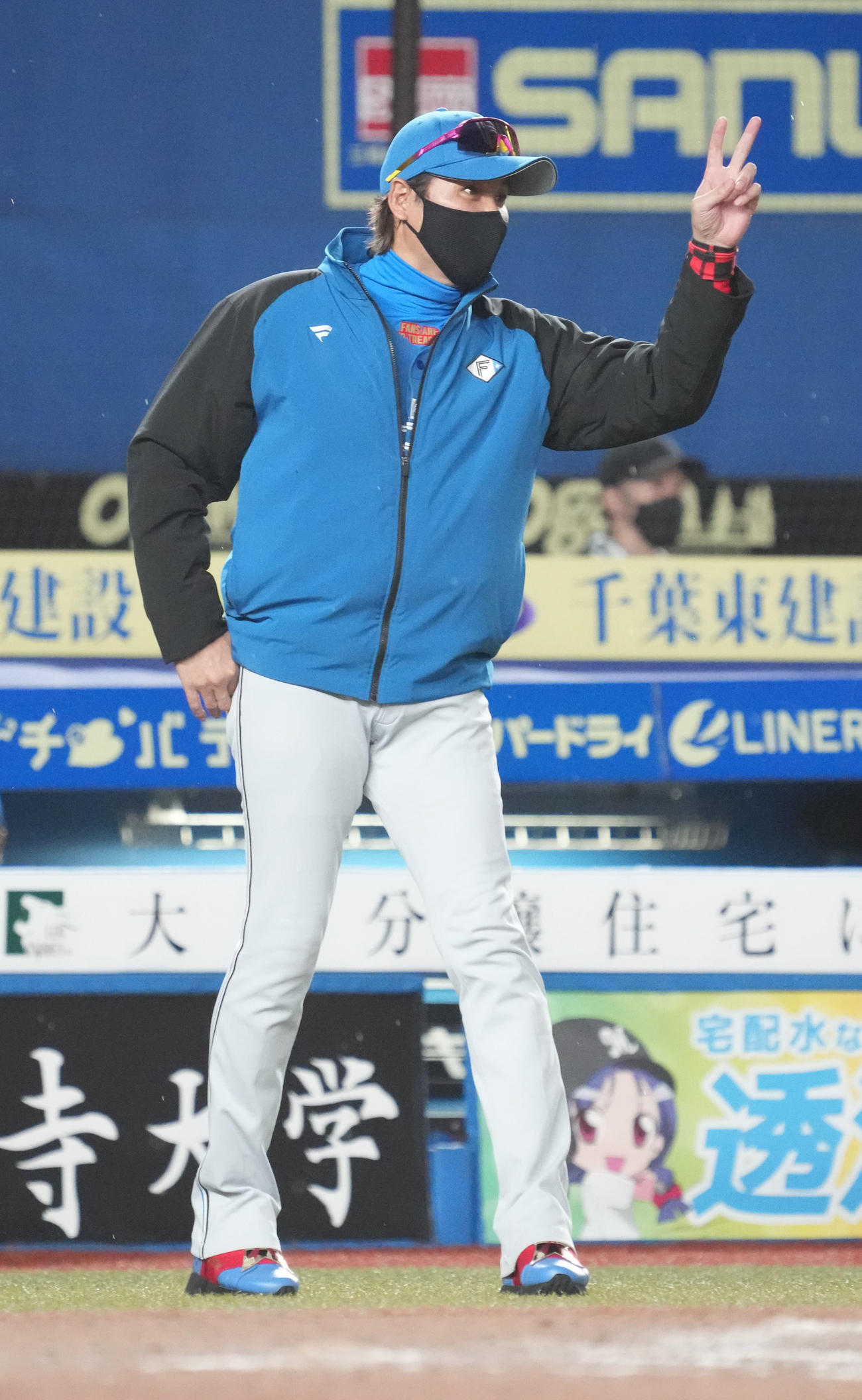 ロッテ対日本ハム　6回裏ロッテ2死満塁、ジェスチャーをまじえ左投手への交代を告げる日本ハム新庄監督（撮影・小沢裕）