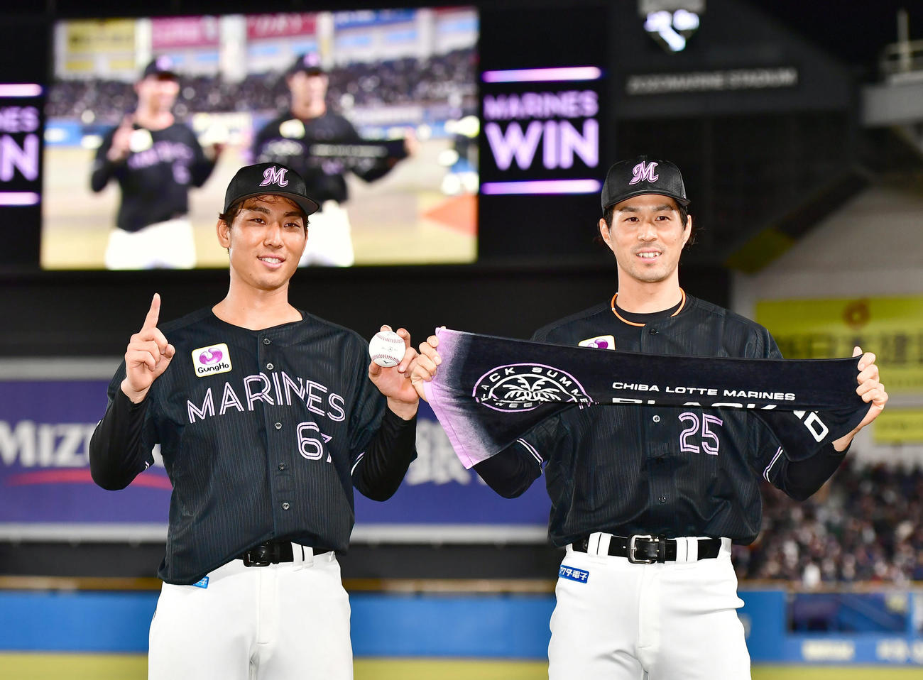 ロッテ対日本ハム　プロ初本塁打のロッテ茶谷（左）とサヨナラ打を放った岡（撮影・小沢裕）
