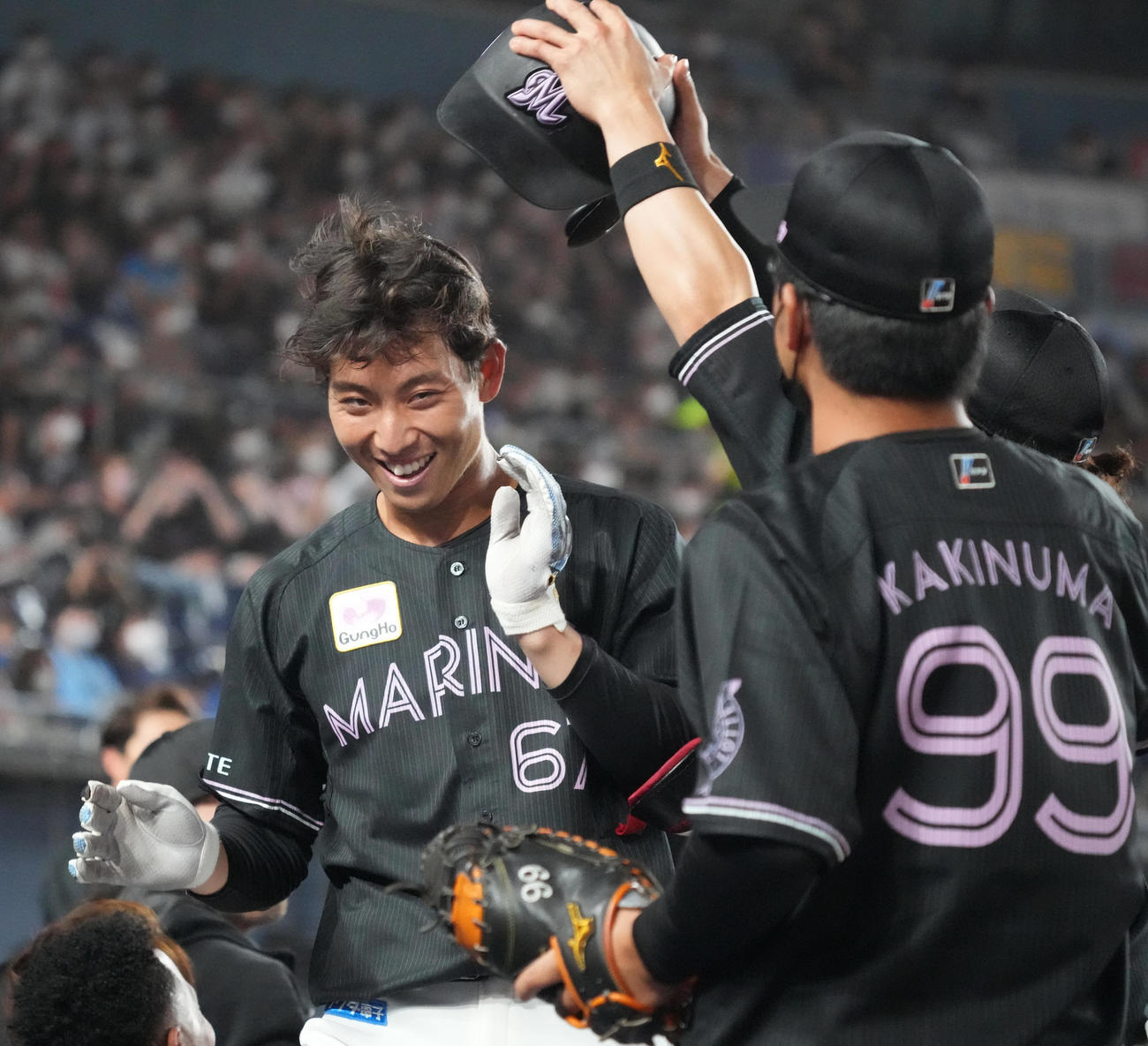 ロッテ対日本ハム　2回裏ロッテ1死一塁、茶谷（左）は左越えに先制のプロ初となる2点本塁打を放ちベンチのナインの祝福を受ける（撮影・小沢裕）