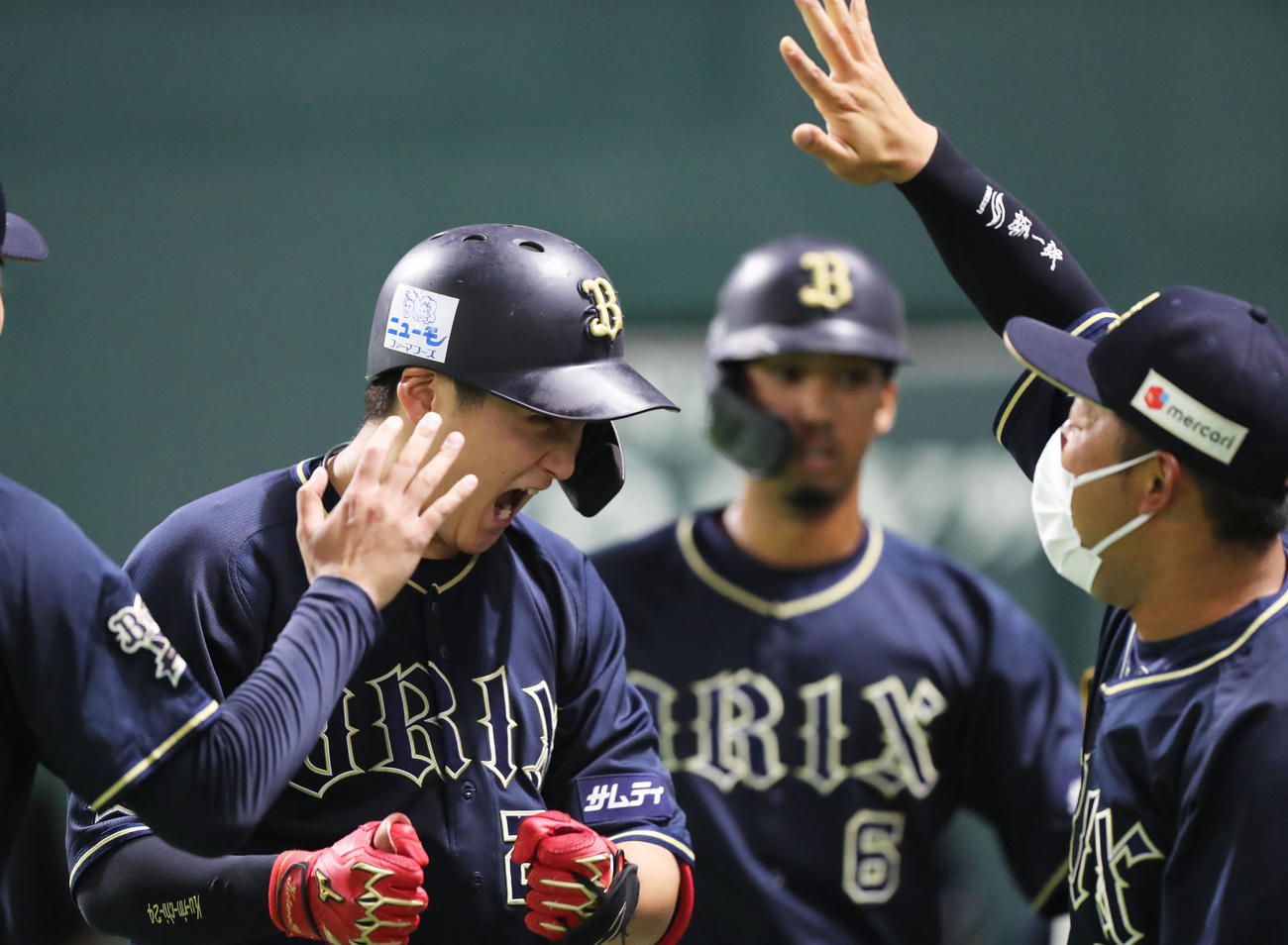 ソフトバンク対オリックス　5回表オリックス2死三塁、紅林は右中間へ勝ち越しの2点本塁打を放ち、雄たけびを上げる（撮影・屋方直哉）