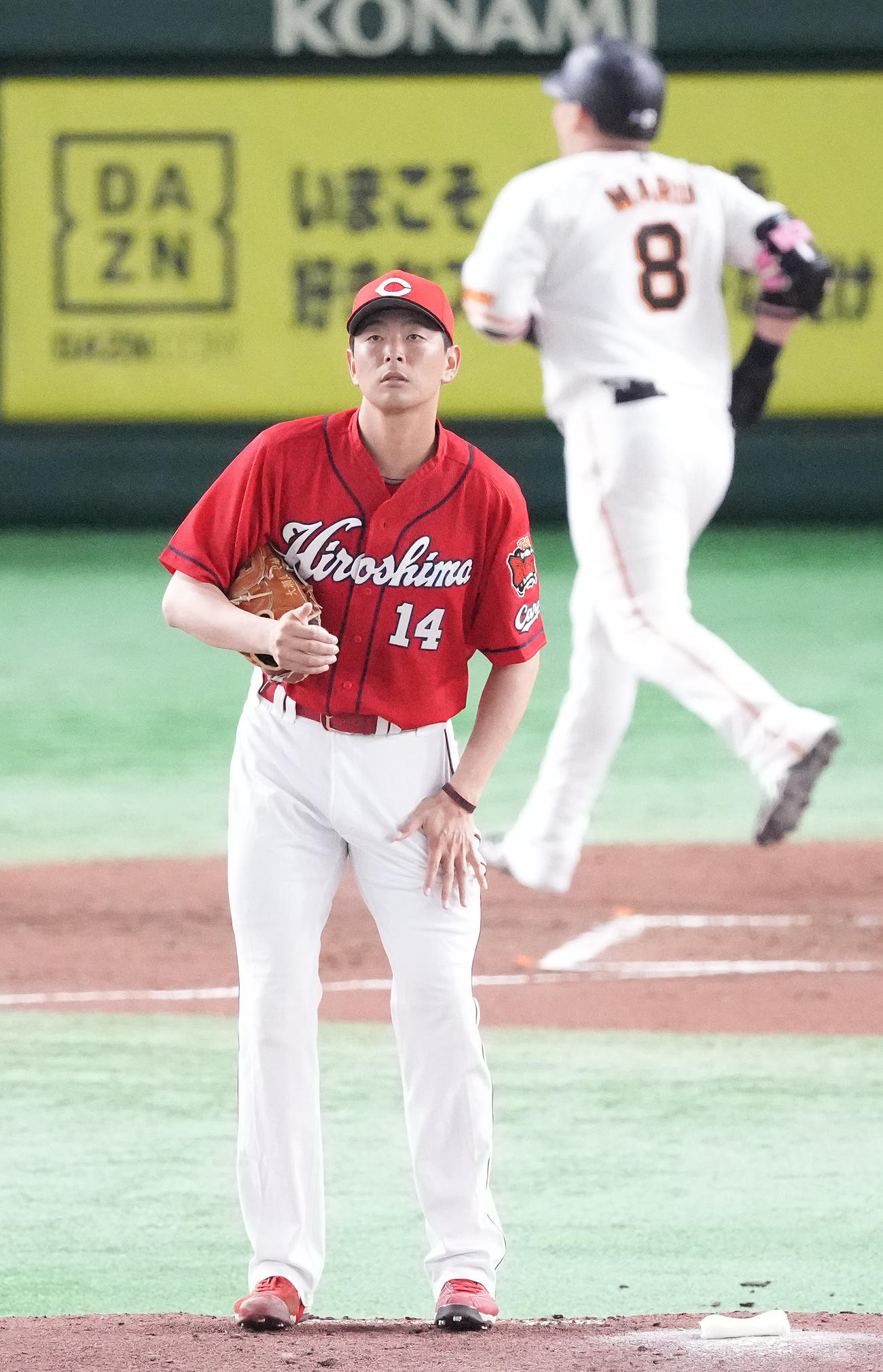 12日、巨人戦の1回表、丸に右越え2点本塁打を浴びぼうぜんとする広島大瀬良