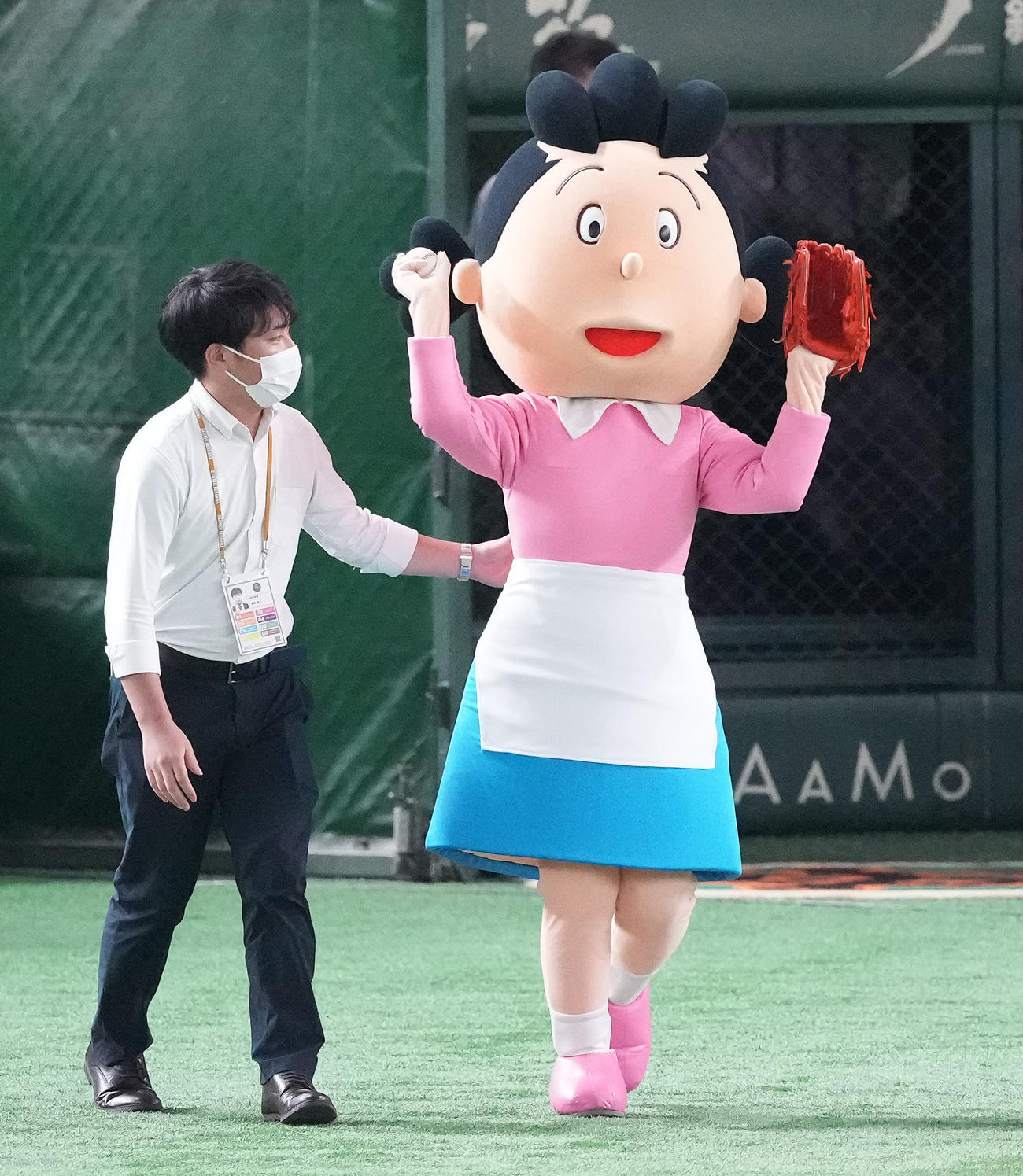 巨人対広島　始球式に向かうサザエさん（撮影・鈴木みどり）