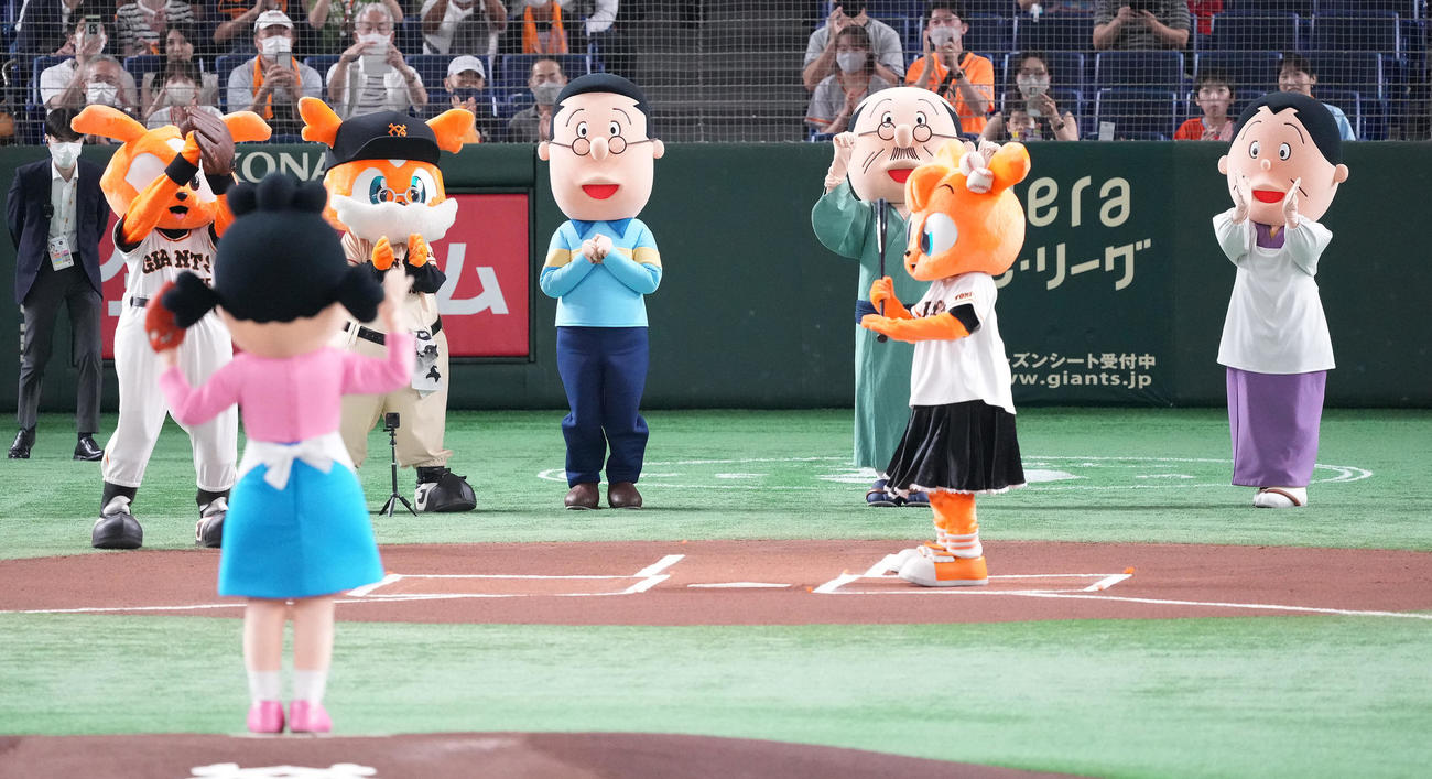 巨人対広島　サザエさんの始球式を見守る、右奥からフネさん、波平さん、マスオさん（撮影・鈴木みどり）