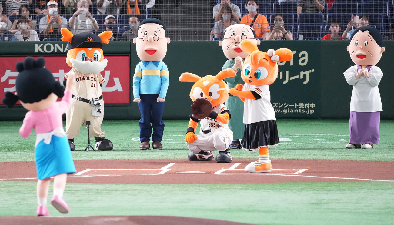 巨人対広島　サザエさんの始球式を見守る、右奥からフネさん、波平さん、マスオさん（撮影・鈴木みどり）