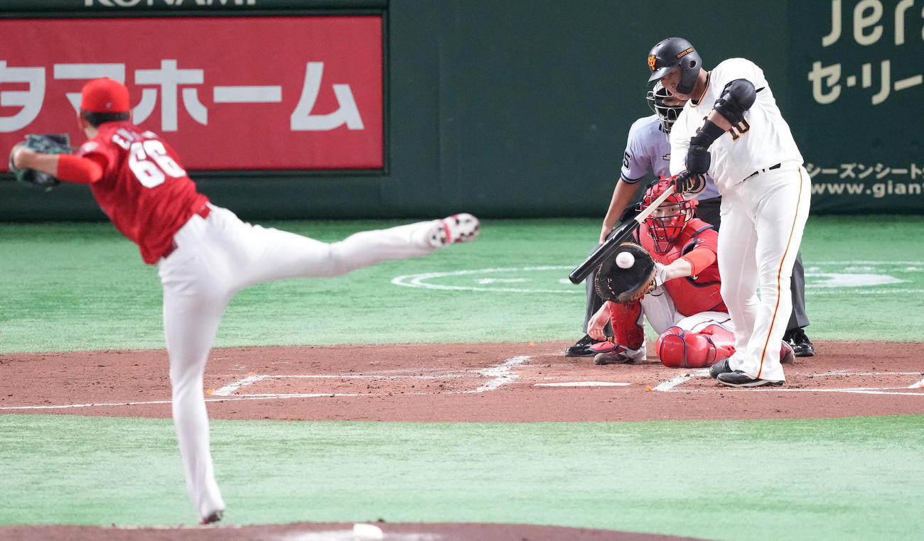 巨人対広島　1回裏巨人1死三塁、左前適時打を放つ中田。投手遠藤（撮影・鈴木みどり）