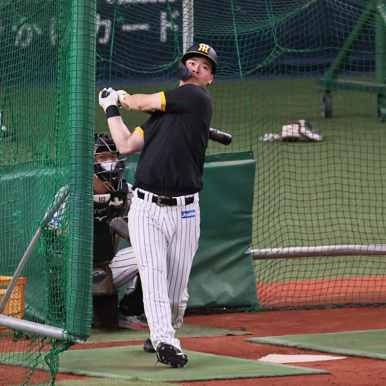 阪神対中日　試合前練習でフリー打撃を行う佐藤輝（撮影・宮崎幸一）
