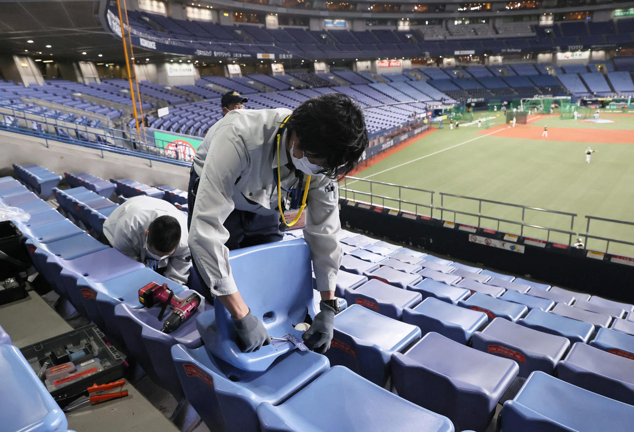 阪神対中日　試合前練習で佐藤輝の打球がめり込んだ右翼席の座席を交換するスタッフ（撮影・宮崎幸一）