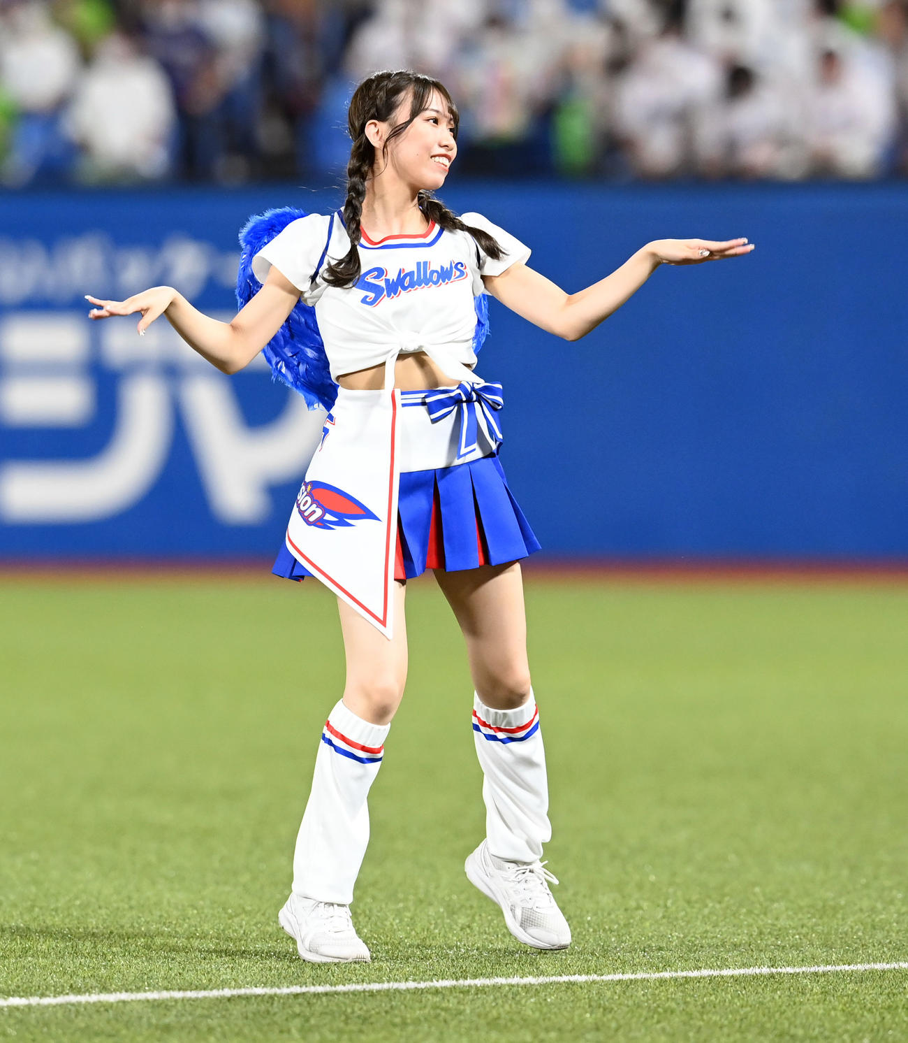 「ツバメダンス」を披露するＰａｓｓｉｏｎのダンサー