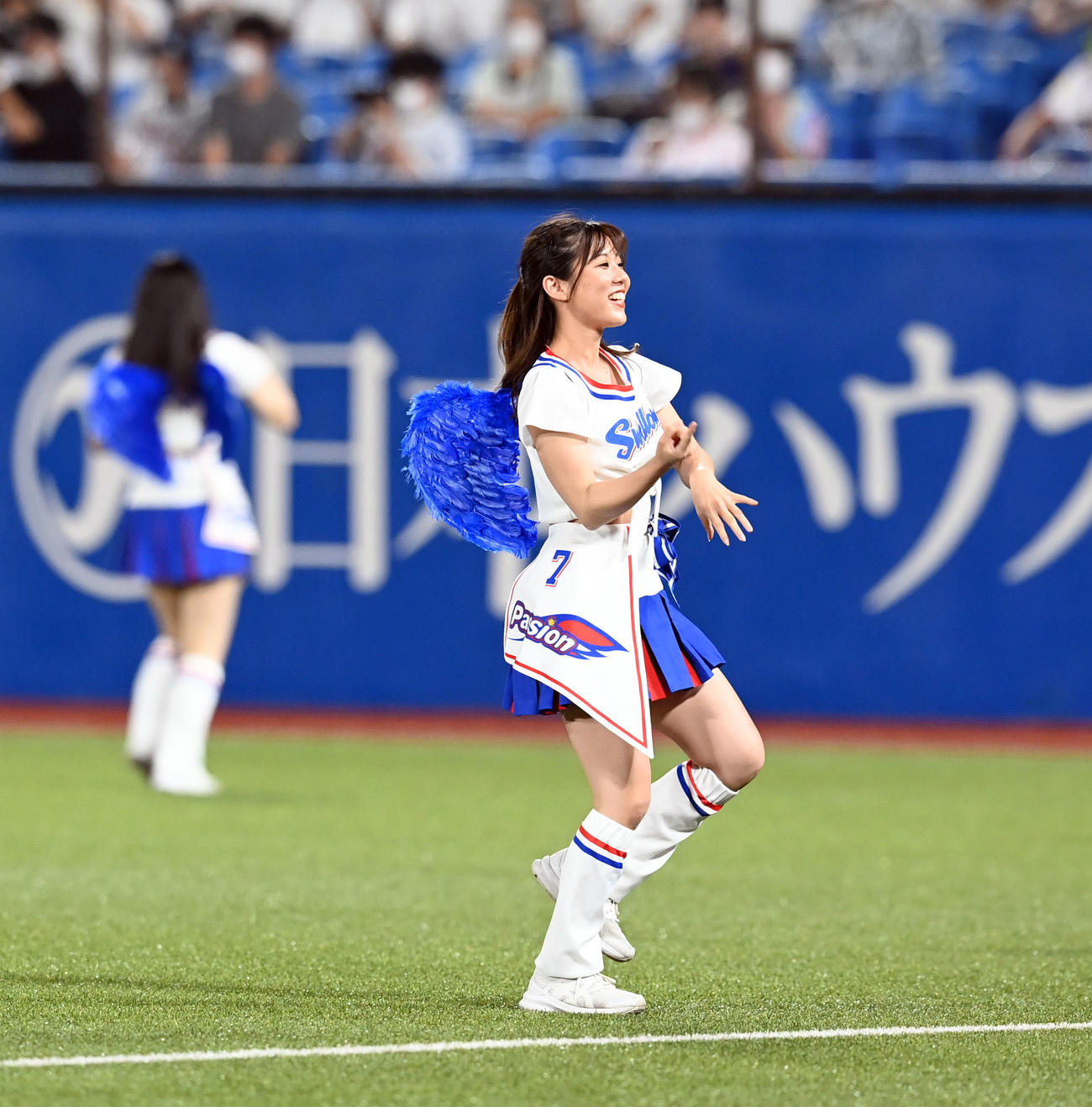 「ツバメダンス」を披露するＰａｓｓｉｏｎのダンサー