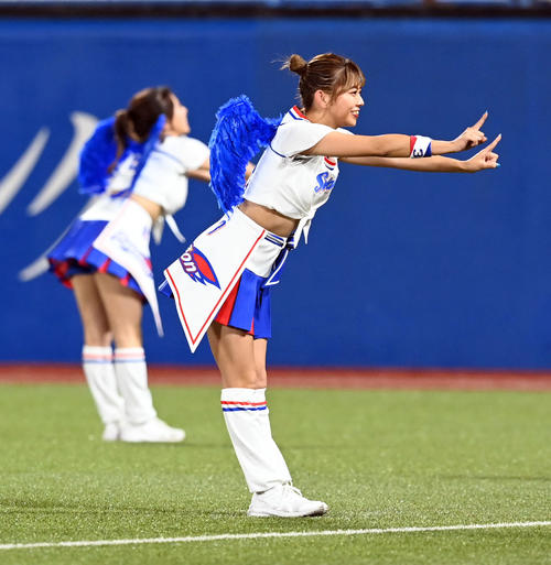 「ツバメダンス」を披露するＰａｓｓｉｏｎのダンサー