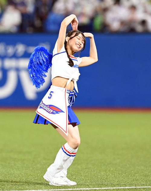 「ツバメダンス」を披露するＰａｓｓｉｏｎのダンサー
