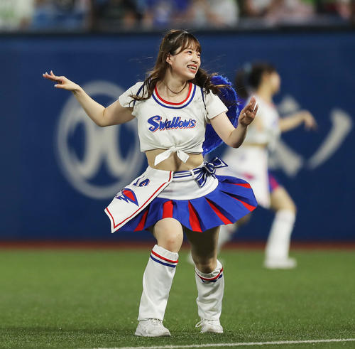 「ツバメダンス」を披露するＰａｓｓｉｏｎのダンサー
