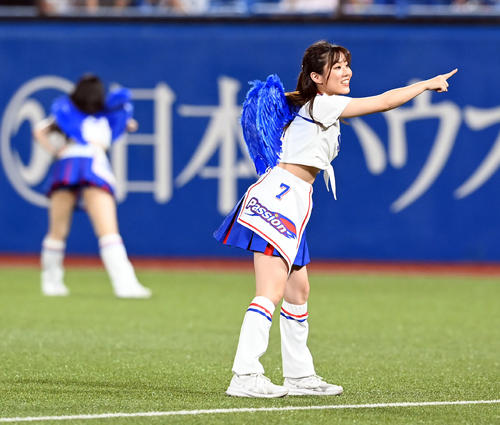 「ツバメダンス」を披露するＰａｓｓｉｏｎのダンサー