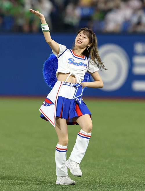 「ツバメダンス」を披露するＰａｓｓｉｏｎのダンサー